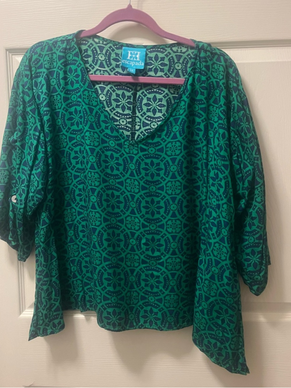 Escapada Women’s Green/Blue Patterned V-Neck Women's Top Size XL.
Classic